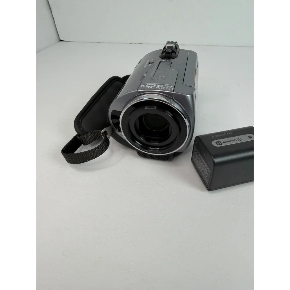 Sony Handycam DCR-SR82 60GB HDD Camcorder 25x Zoom 2.7